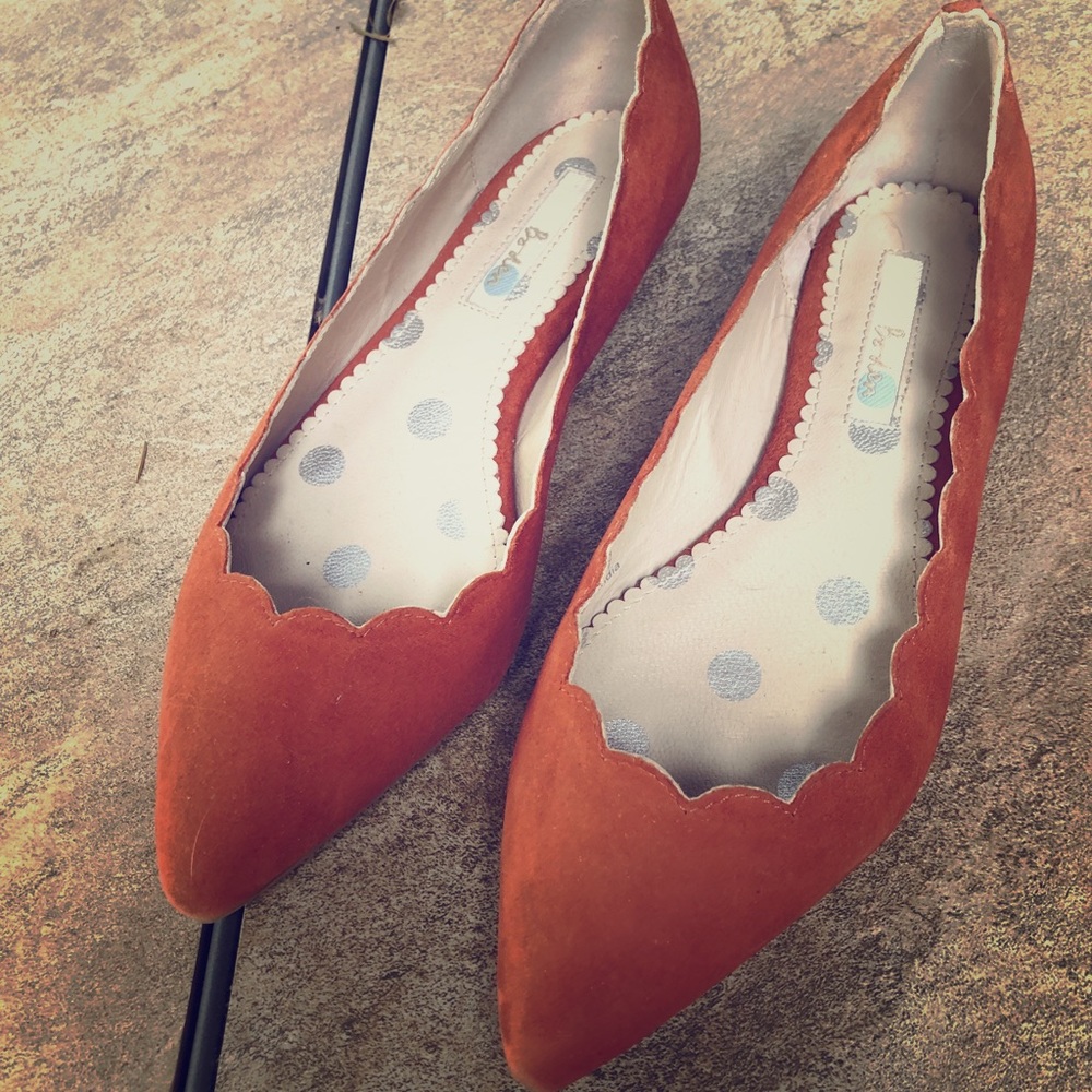 Flat suede shoes Boden, Rust. Never worn, size 37